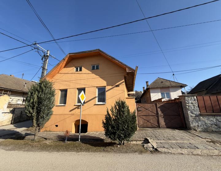 Zrekonštruované dve rodinné domy vedľa seba v obci Jelšava