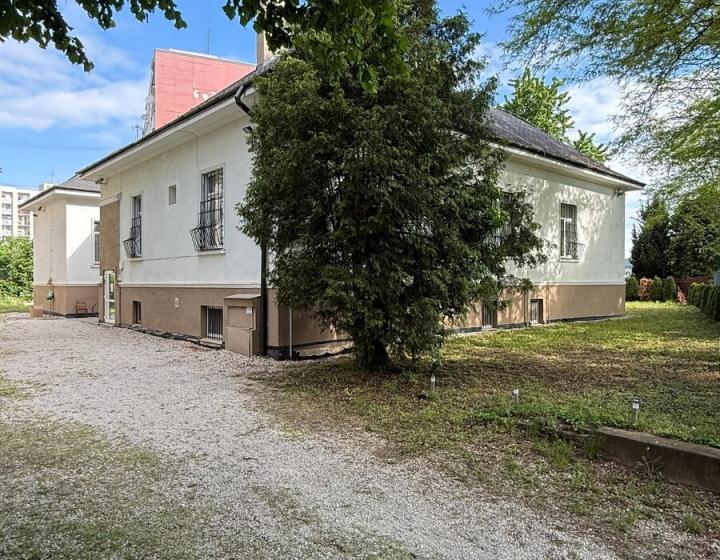 Prenájom časti budovy pre 30 osôb – Nové Mesto n/V