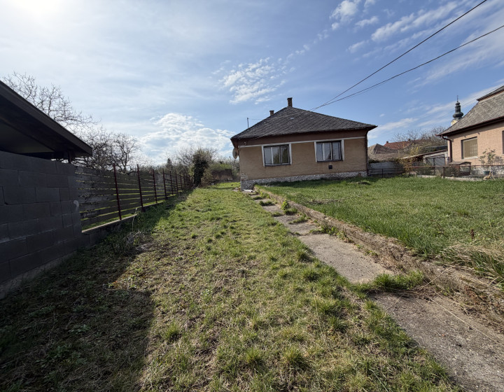 Rodinný dom udržiavaný  v obci Forró 49900,-Eur  PREDAJ