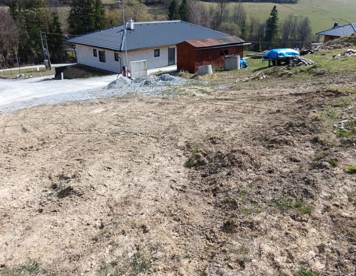 Predaj: Stavebný pozemok, 701m2, Dolný Vadičov (255-14-MACH)