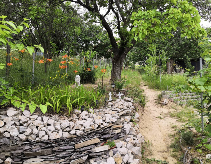Záhrada s chatkou 460 m² – pokoj a záhradkárčenie