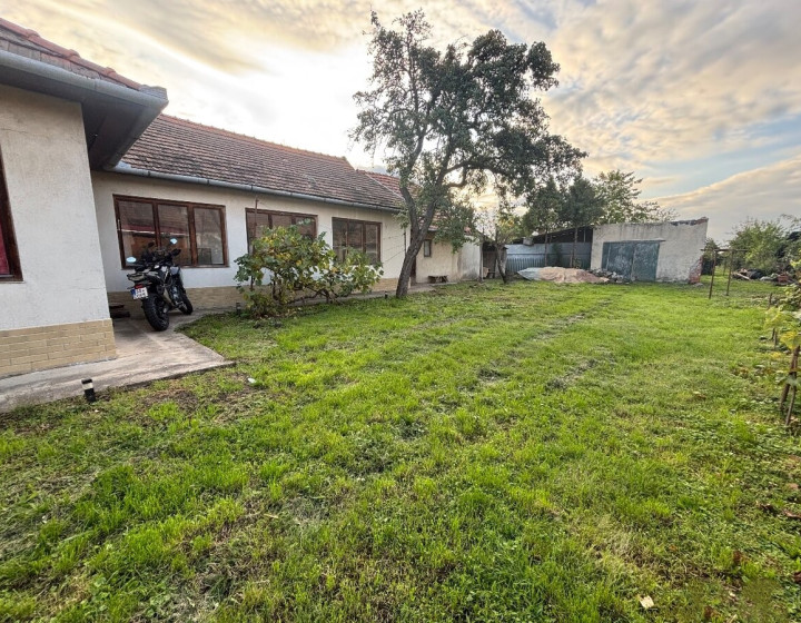 Predaj, rodinný dom s pozemkom 3053 m² - Malé Kozmálovce (010-12-SIHU)