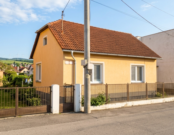 Rodinný dom s garážou na slnečnom pozemku – Zlatovce