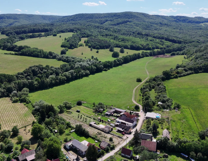 STAVEBNÝ POZEMOK 1857m2 PRI TEPLOM VRCHU - NA PREDAJ