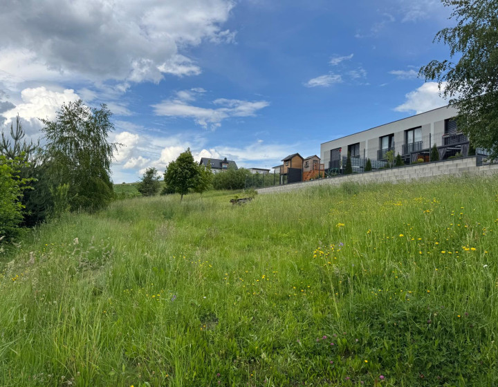 Priestranný stavebný pozemok v obci Zubrohlava - 916 m2
