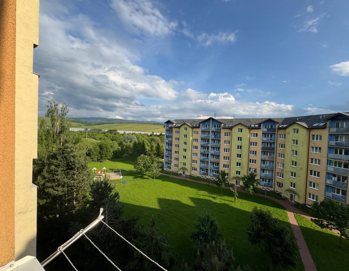 Na predaj 2-izbový byt s presklenou loggiou, Trstená - Západ