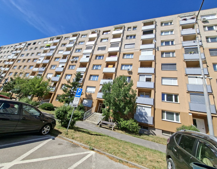 REZERVOVANÝ 3-IZBOVÝ BYT PO KOMPLETNEJ REKONŠTRUKCII | SEREĎ | LEN 5 MINÚT OD CENTRA ID047-113-EVBA