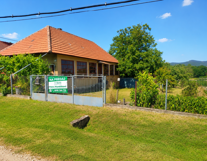 Pozemok s rodinným domom o výmere 3 671 m² v obci Jelenec