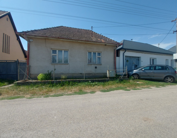 Predaj starší rodinný dom obec Lukáčovce pri Nitre(253-12-JUF)