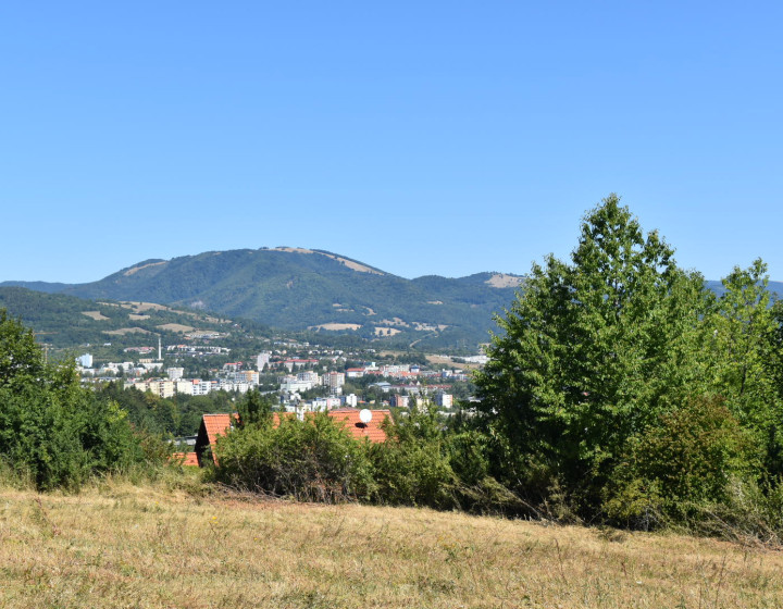 Stavebný pozemok 1208 m2, výhľad na mesto, Banská Bystrica