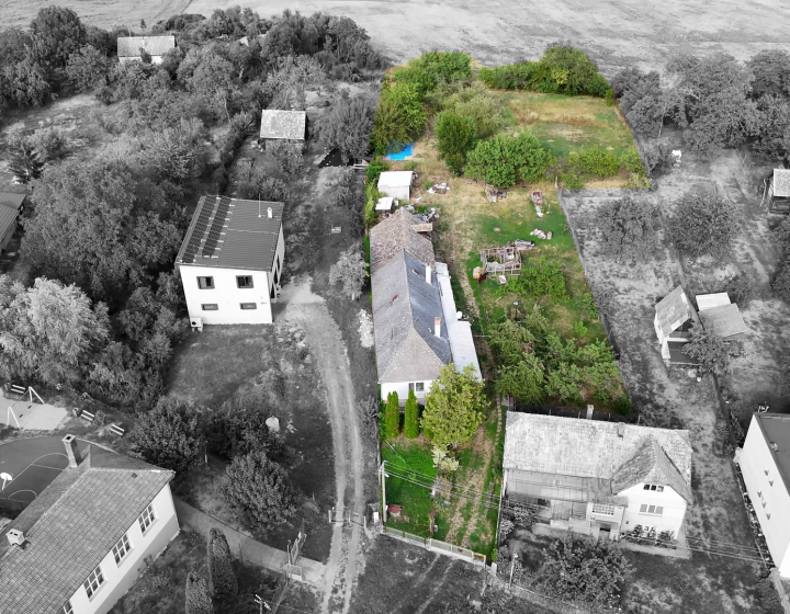 VIDEO- DOM SO ZÁHRADOU 3147m² V ZACHAROVCIACH - NA PREDAJ