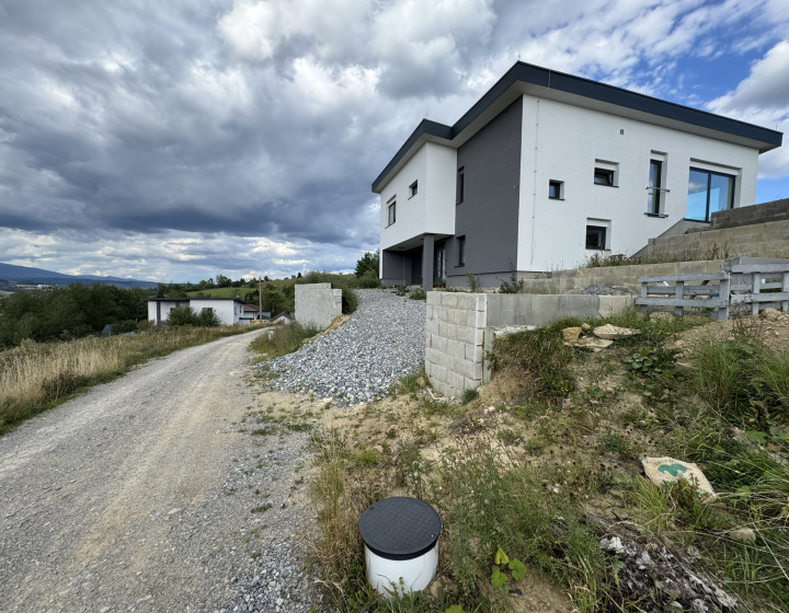 Ponúkame na predaj krásny rodinný dom v Ťapešove