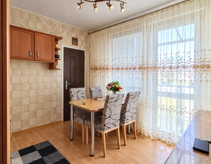 EXKLUZÍVNE: Priestranný 2-izbový byt s balkónom, 62 m²- Levice (071-117-SIHA)
