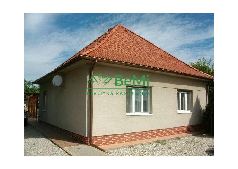 REZERVOVANÉ: Zachovalý rod.dom s veľký pozemkom Svätoplukovo