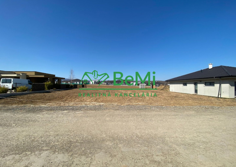 Pozemok (969 m2) so stavebným povolením+ projekt Malý Lapáš