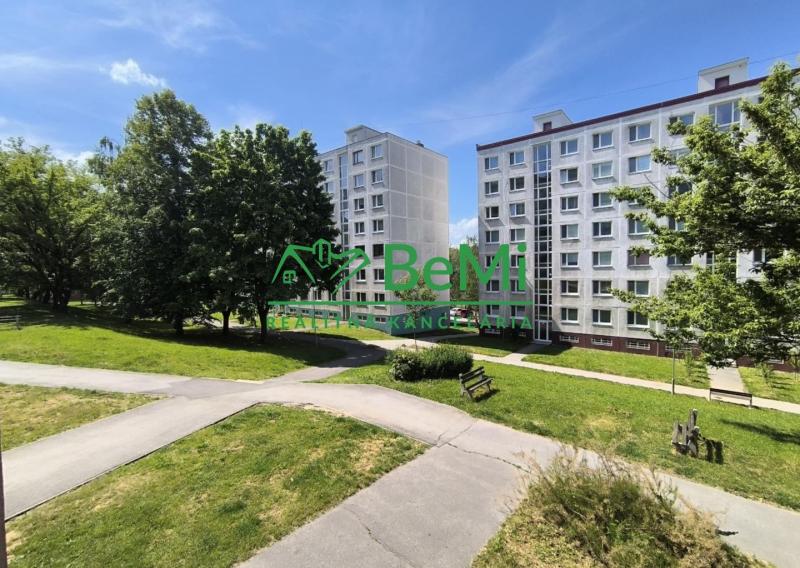 REZERVOVANÉ Na predaj priestranný 3-izbový byt – Dubnica nad Váhom, ul. Pod hájom