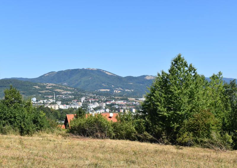 Stavebný pozemok 1208 m2, výhľad na mesto, Banská Bystrica