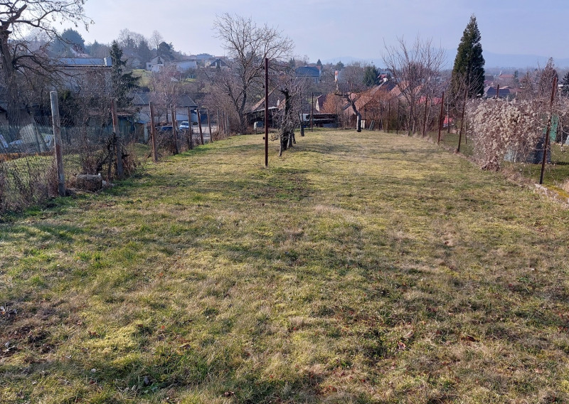Na predaj stavebný pozemok v obci Urmince  ID 233-14-LUGUE