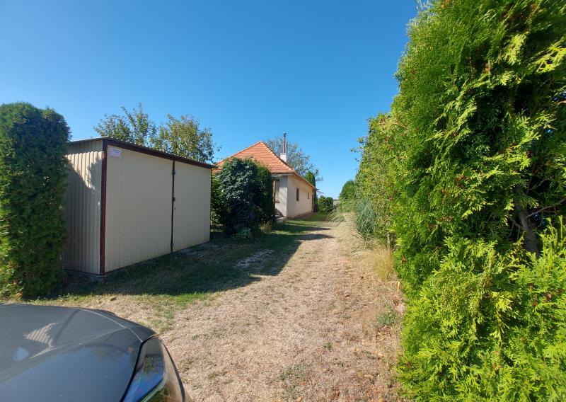 Predaj viničný domček s veľkým pozemkom 3829m2, Vráble(255-13-JUF)