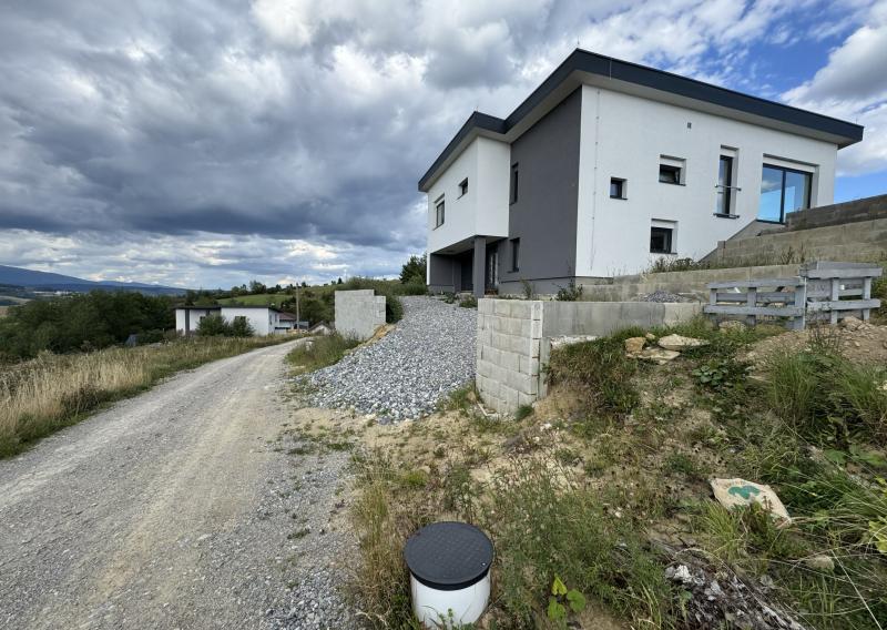 Ponúkame na predaj krásny rodinný dom v Ťapešove