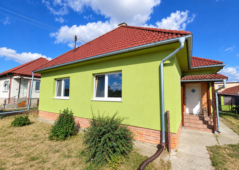 EXKLUZÍVNE: Rodinný dom s bazénom - Nová Dedina (070-12-SIHA)