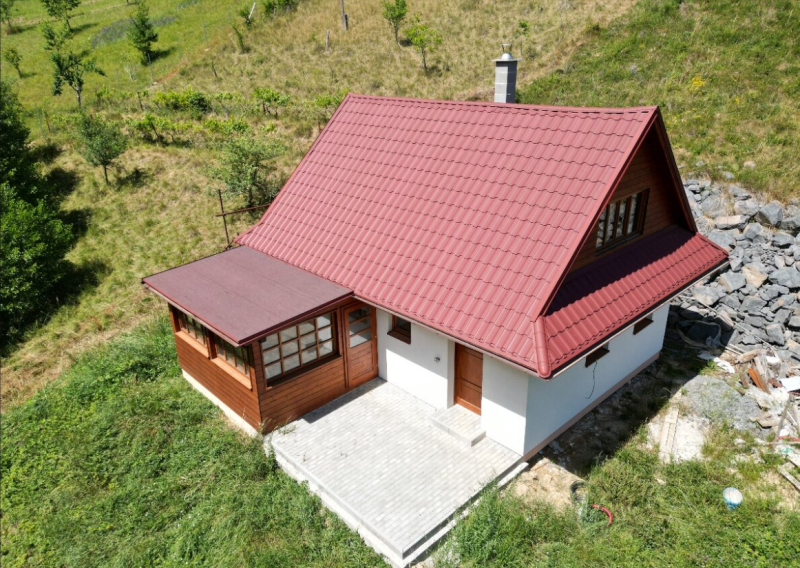 Predaj, čarovná dvojpodlažná chatka, Nová Baňa (042-13-ZOLA)