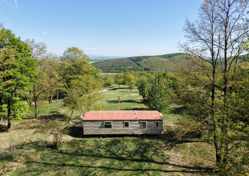 Krásny, veľký pozemok 10 000 m2 s mobilným domom, vinicou a ovocným sadom - Kozárovce (037-14-MIMI)