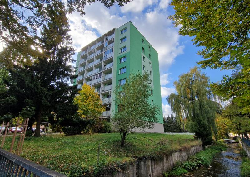 Priestranný 2-izbový byt s balkónom v Dobšinej - NA PREDAJ